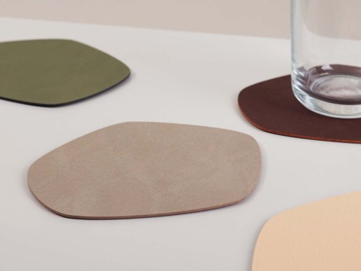 Untersetzer aus recyceltem Leder in natürlicher Form ORGANIC in verschiedenen Farben