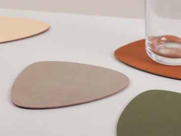 Untersetzer aus recyceltem Leder in organischer Form TRIGON in verschiedenen Farben 