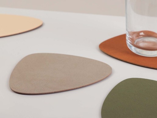 Untersetzer aus recyceltem Leder in organischer Form TRIGON in verschiedenen Farben