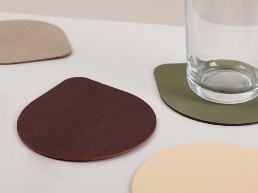 Untersetzer Tropfenform aus recyceltem Leder in verschiedenen Farben 