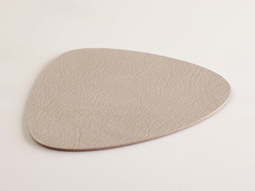 Untersetzer aus recyceltem Leder in organischer Form TRIGON in verschiedenen Farben