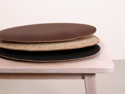 Sitzkissen aus Filz und recyceltem Leder Thonet 118