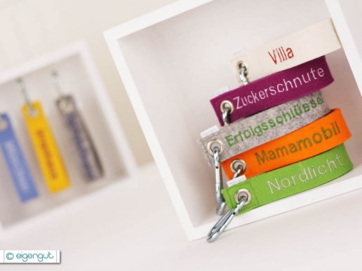 schluesselanhaebger-aus-filz-eigene-aufschrift-karabiner-01
