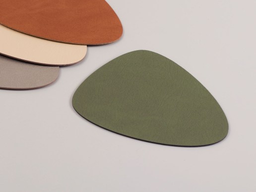 Untersetzer aus recyceltem Leder in organischer Form TRIGON in verschiedenen Farben